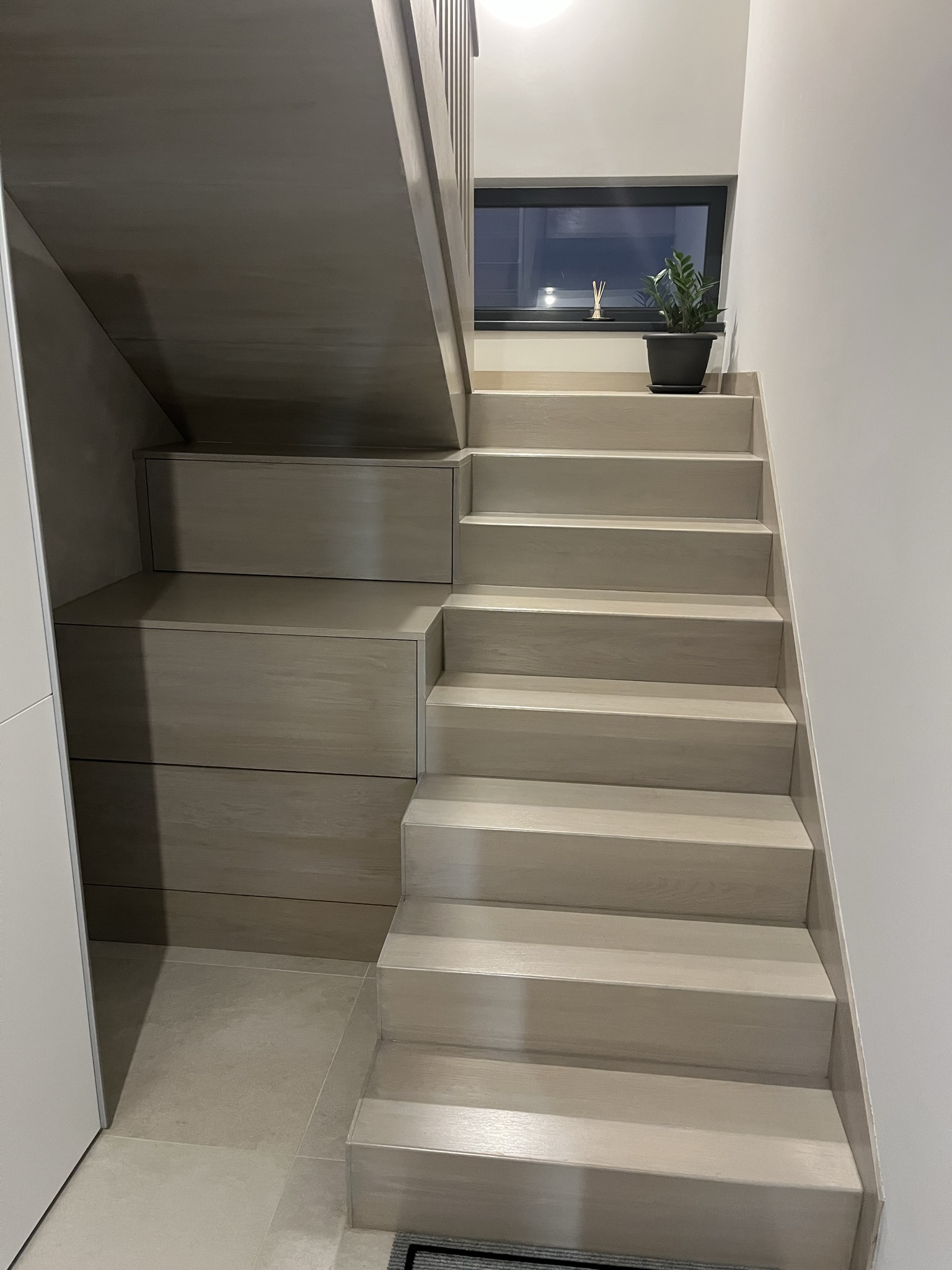 Scara stejar minimalist albit