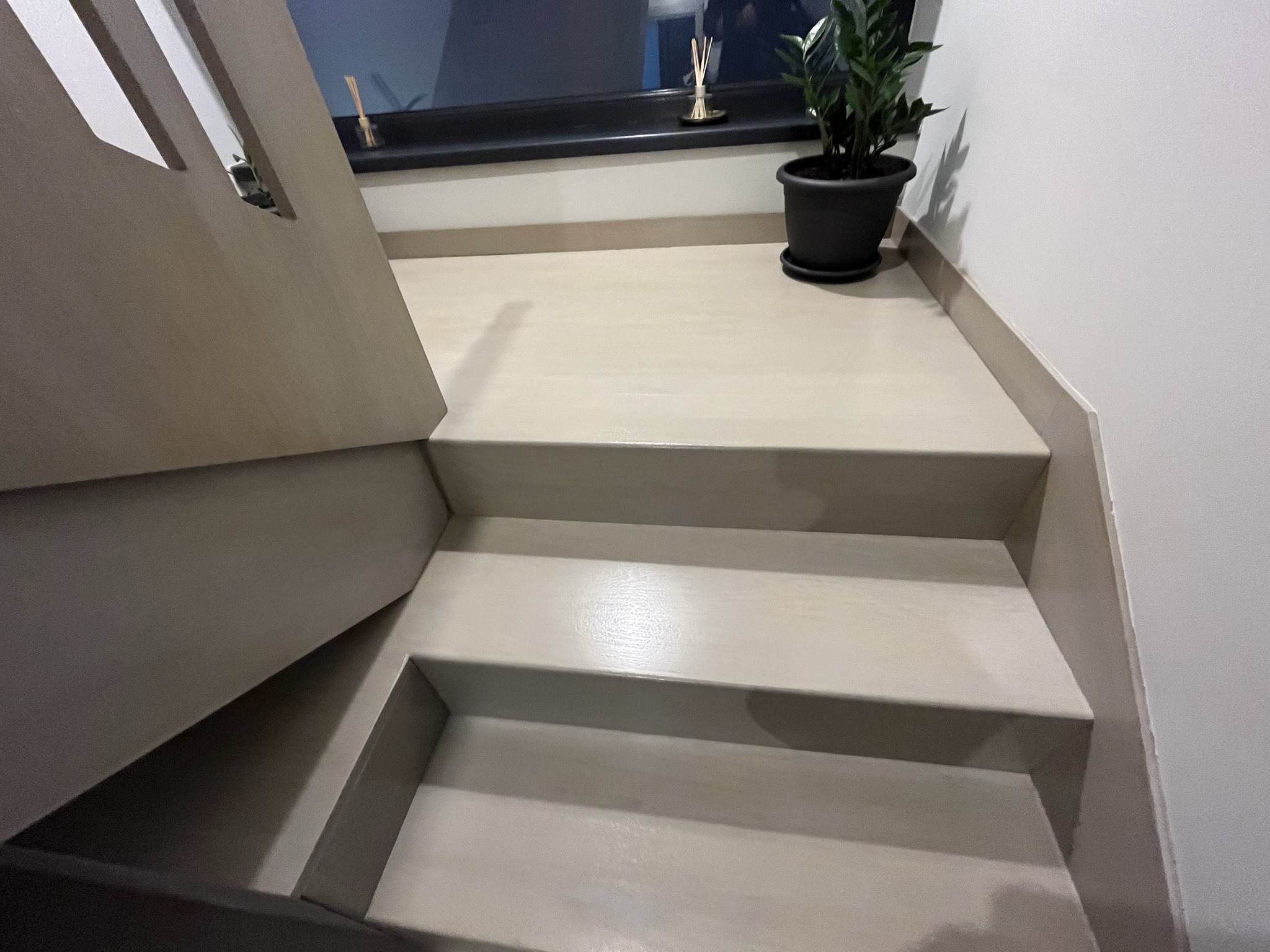Scara stejar minimalist albit