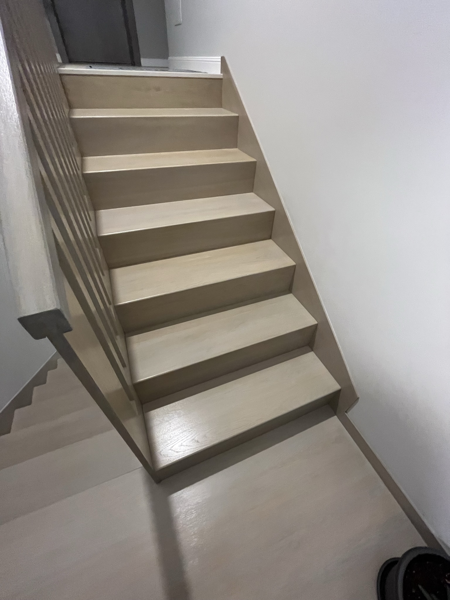 Scara stejar minimalist albit