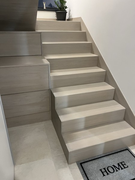 Scara stejar minimalist albit