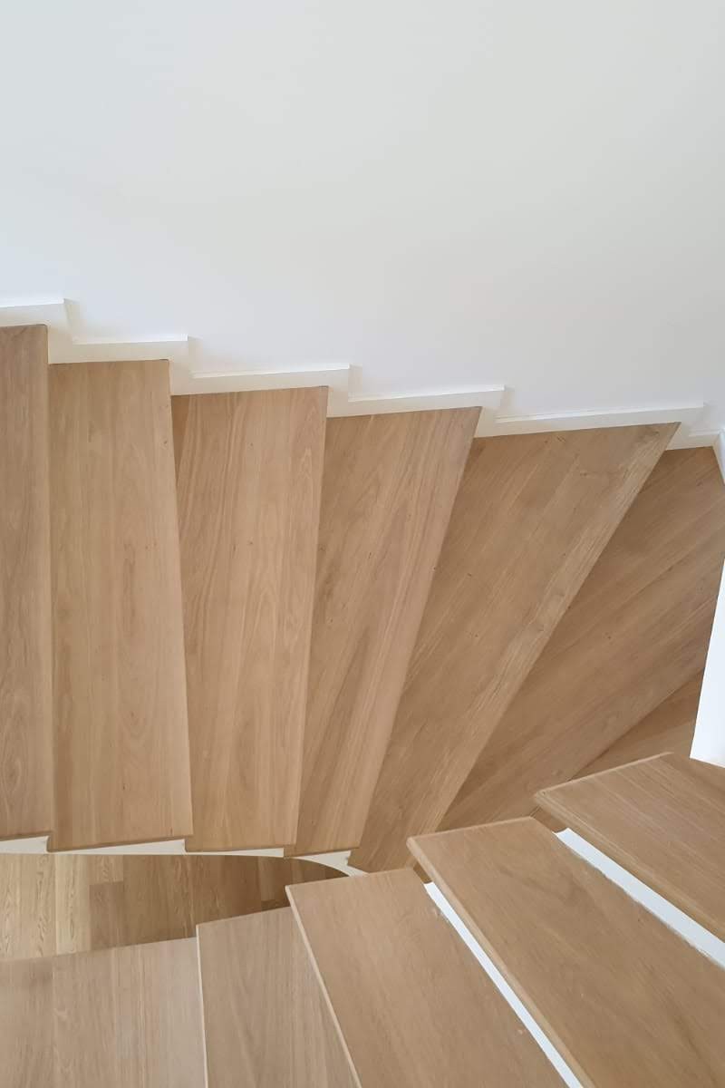 Scara cu contratrepte albe