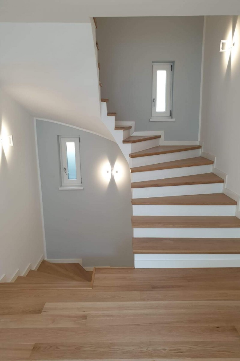 Scara cu contratrepte albe