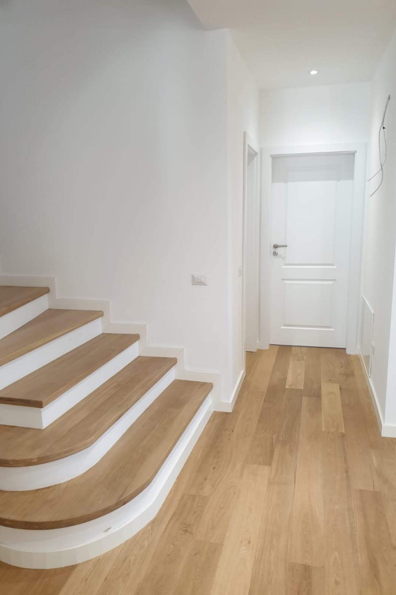 Scara cu contratrepte albe