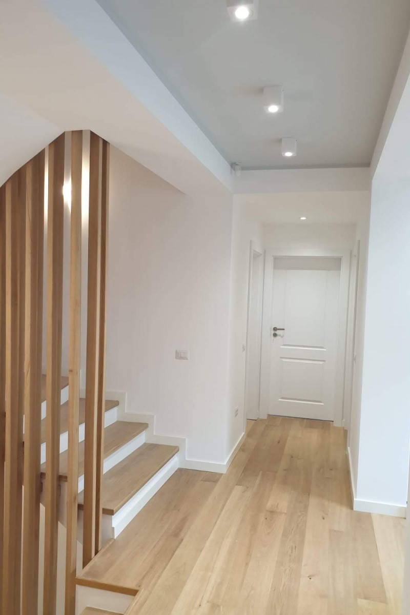 Scara cu contratrepte albe