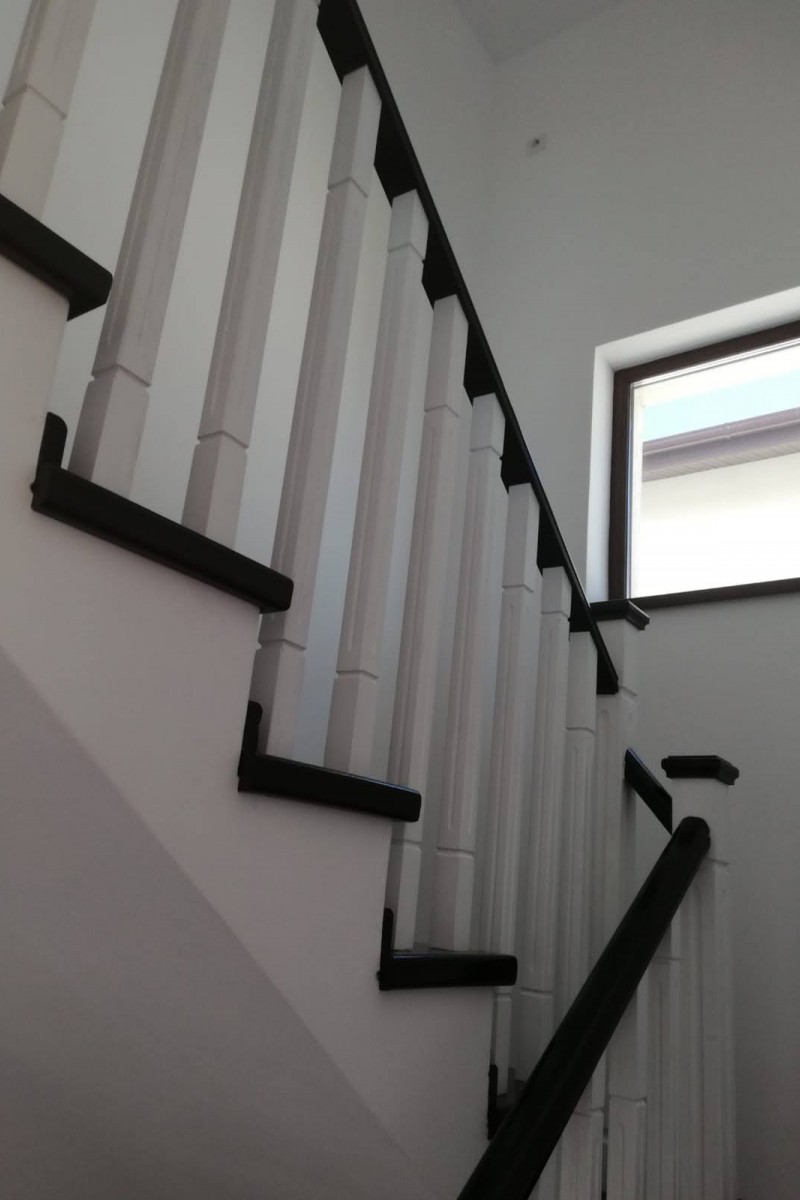 Scara stejar wenge cu contratrepte albe