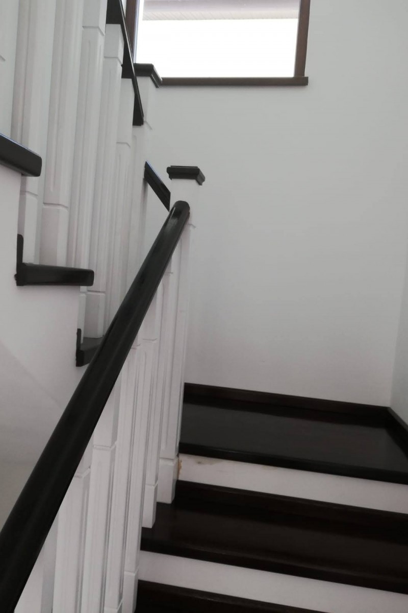 Scara stejar wenge cu contratrepte albe