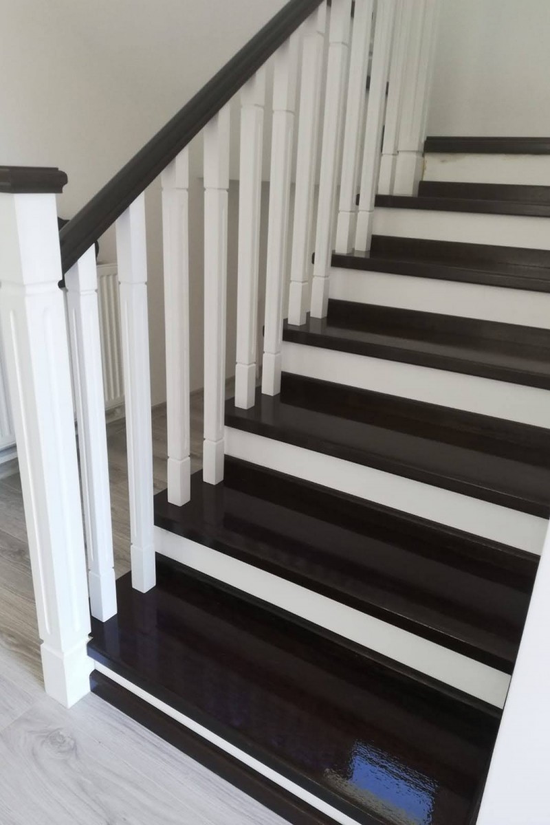 Scara stejar wenge cu contratrepte albe