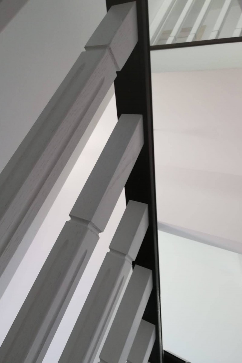 Scara stejar wenge cu contratrepte albe