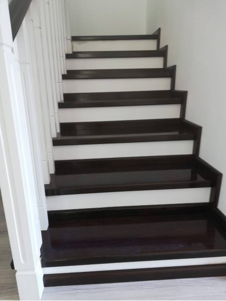 Scara stejar wenge cu contratrepte albe