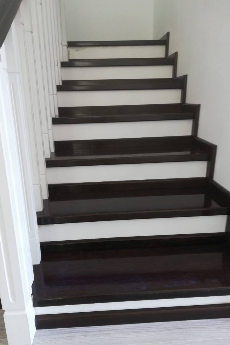 Scara stejar wenge cu contratrepte albe