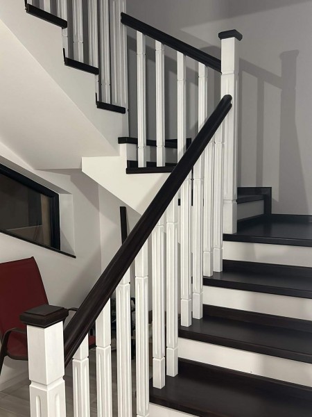 Scara stejar wenge cu contratrepte albe