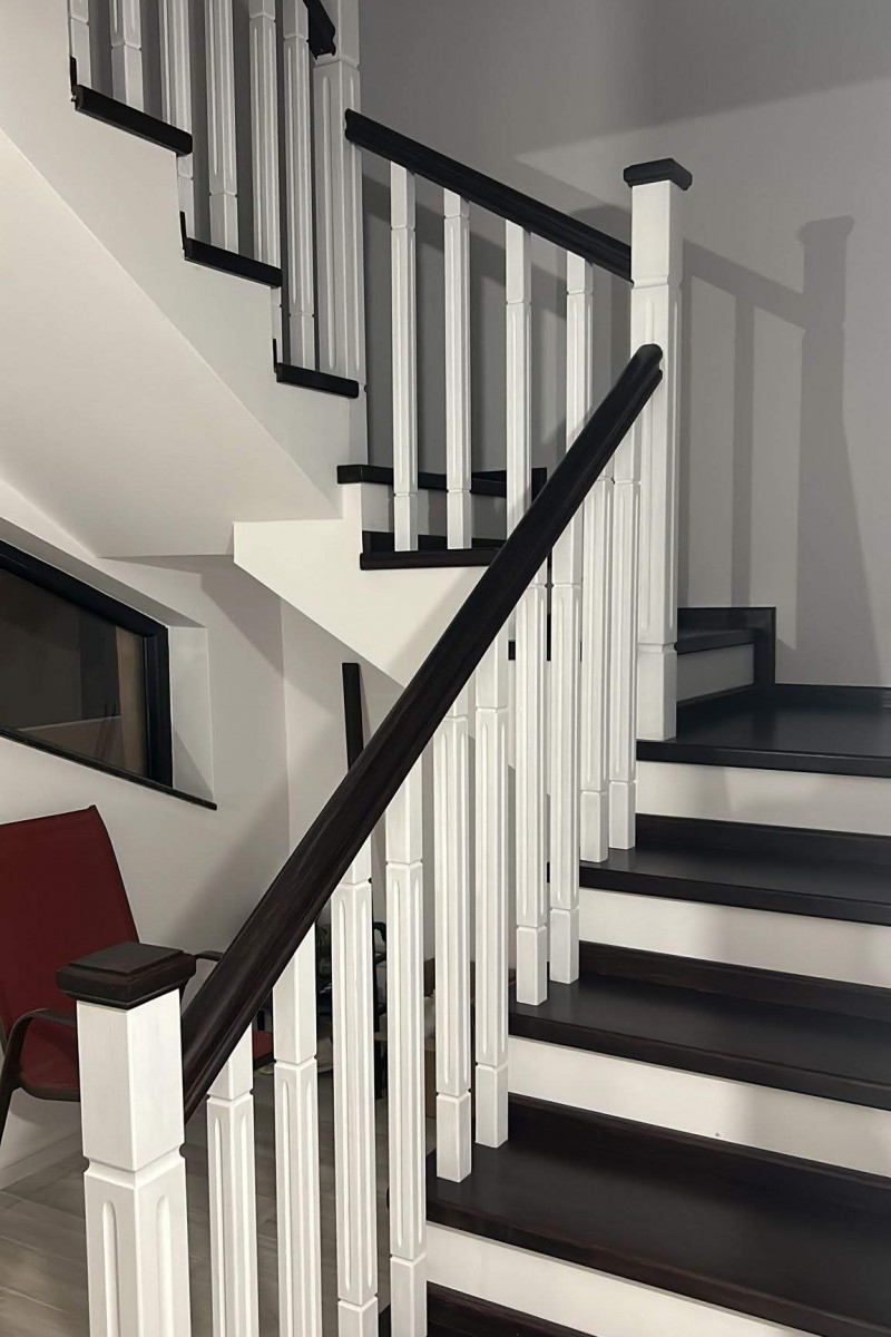 Scara stejar wenge cu contratrepte albe