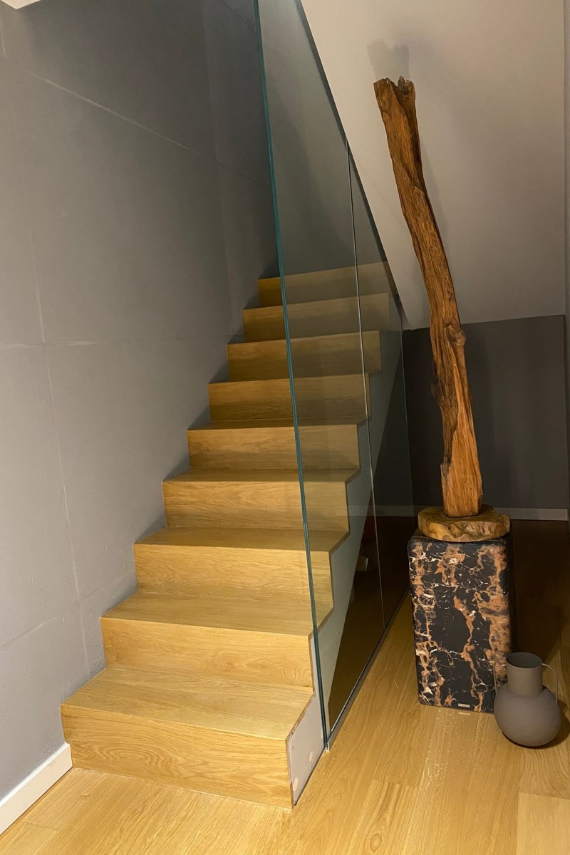 Scara stejar minimalist