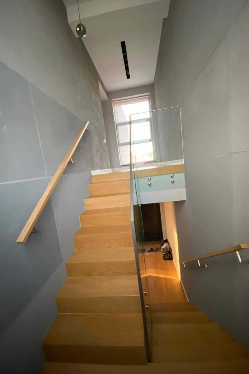 Scara stejar minimalist