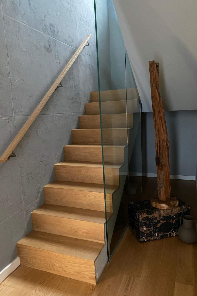 Scara stejar minimalist