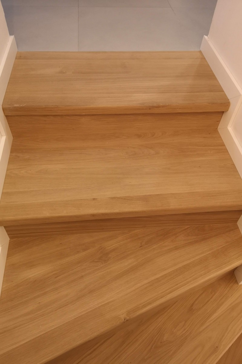 Scara din stejar cu contratrepte