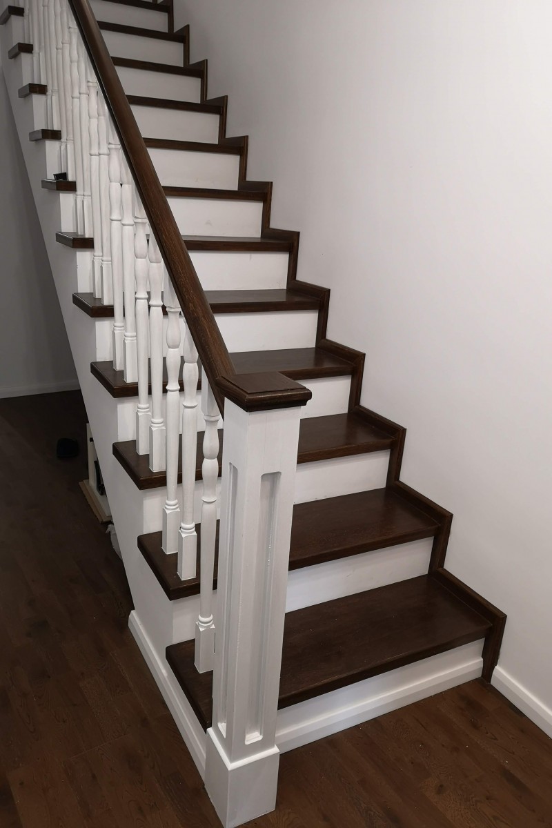 Scara stejar cu stalpi albi