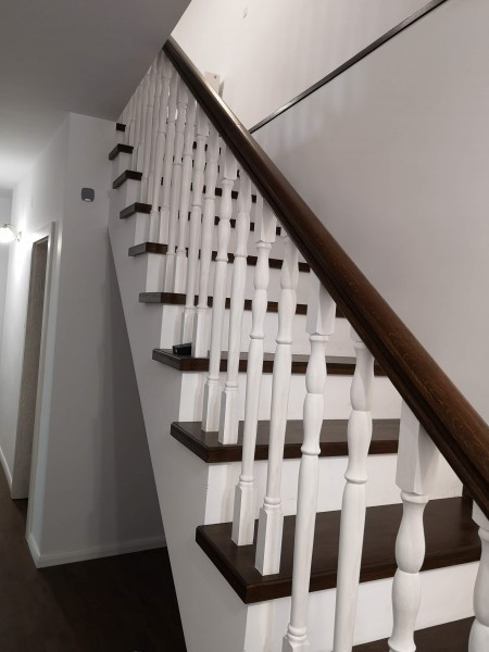 Scara stejar cu stalpi albi