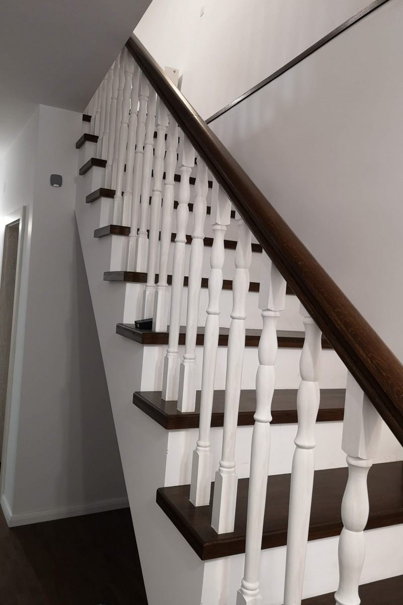 Scara stejar cu stalpi albi