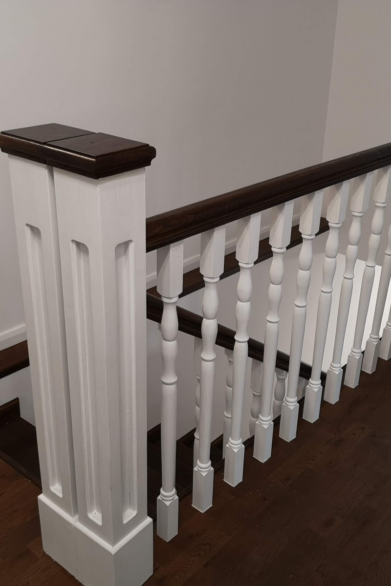 Scara stejar cu stalpi albi