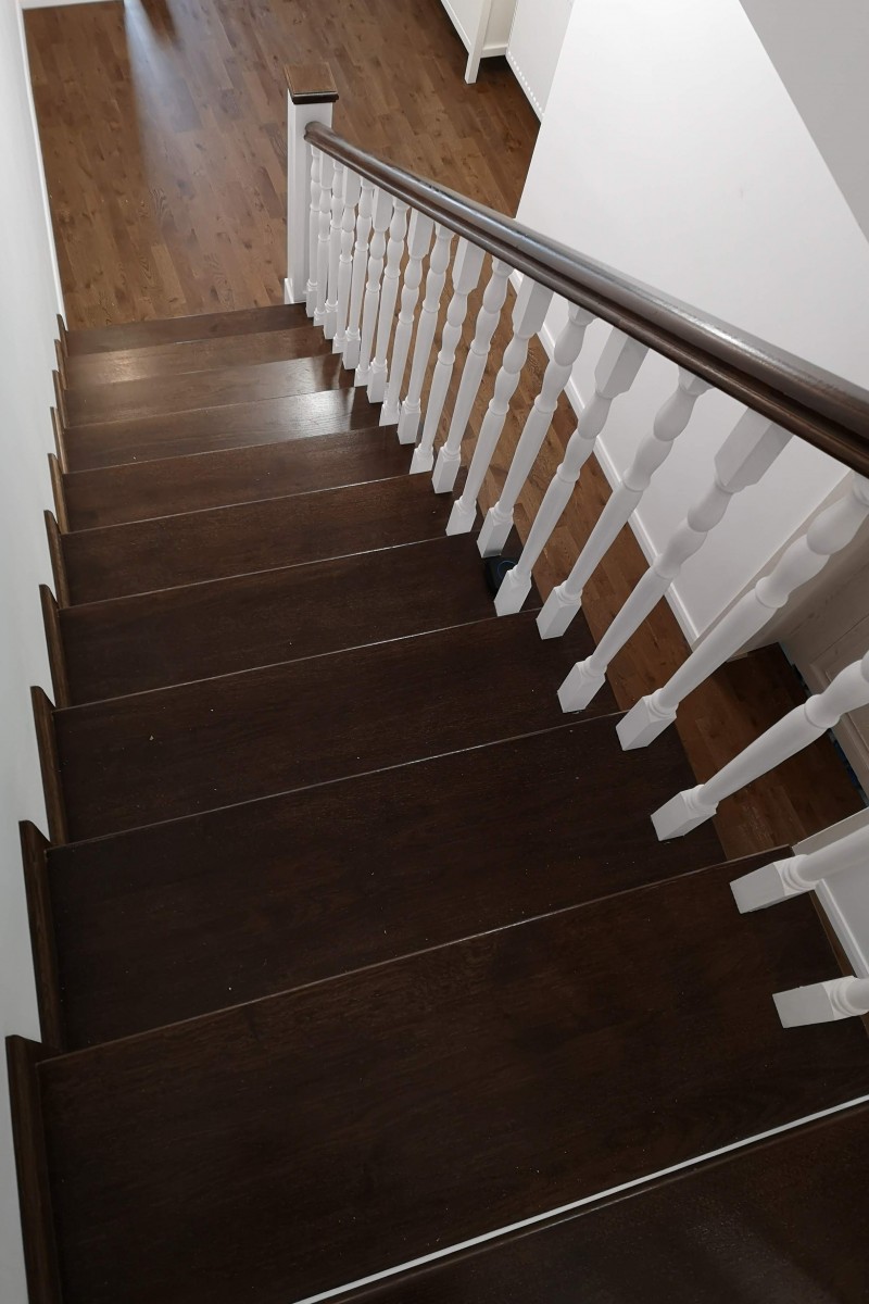 Scara stejar cu stalpi albi