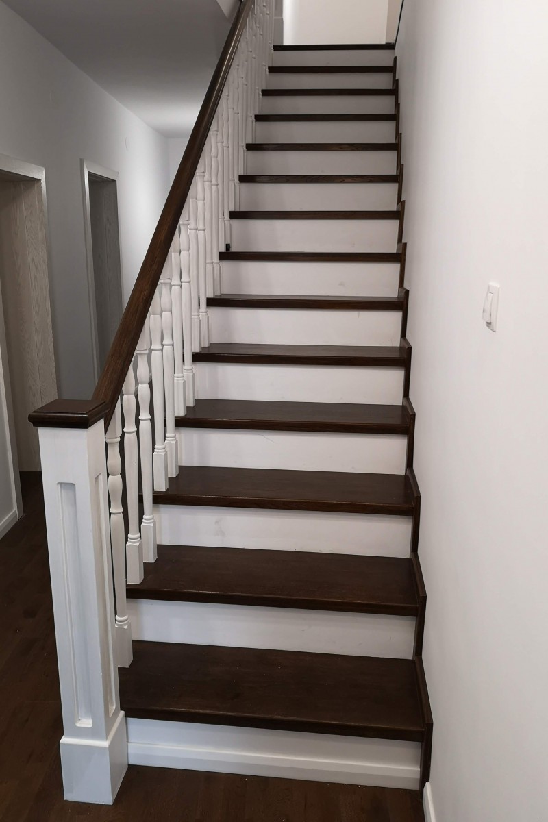 Scara stejar cu stalpi albi