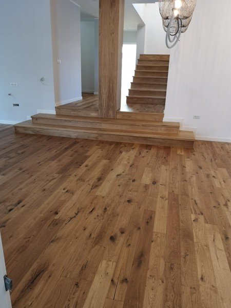 Scara din stejar finisaj intens