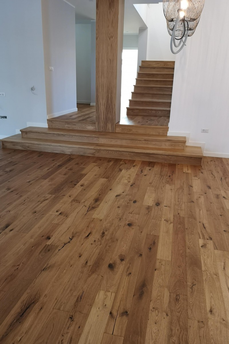 Scara din stejar finisaj intens