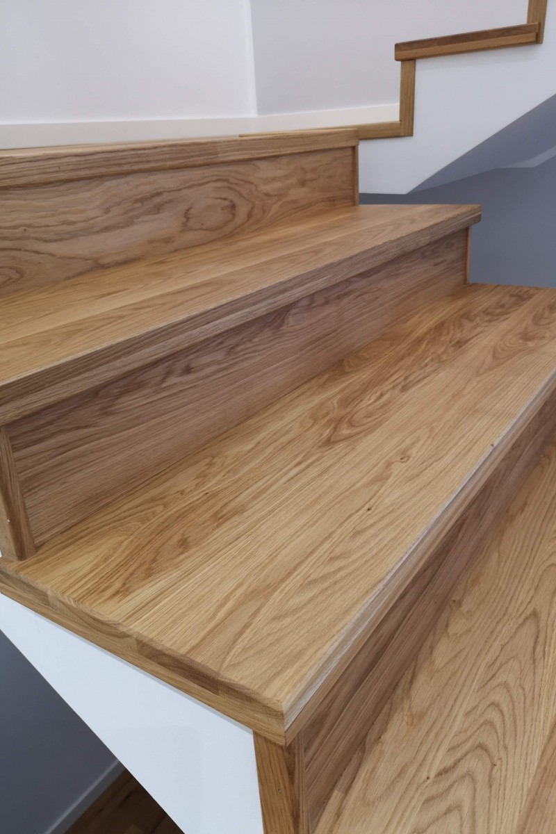 Scara din stejar finisaj intens