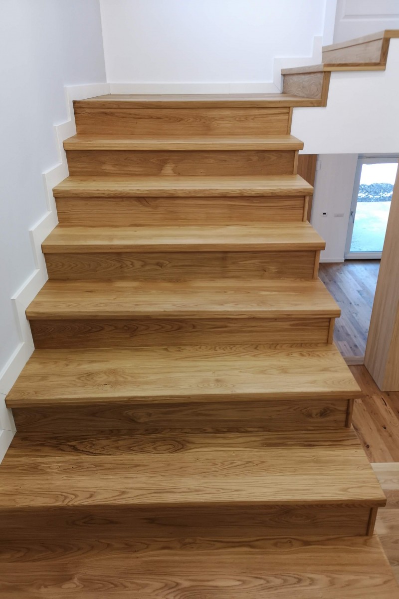 Scara din stejar finisaj intens