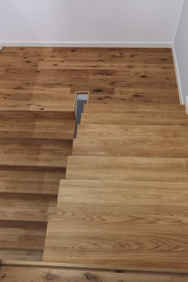 Scara din stejar finisaj intens