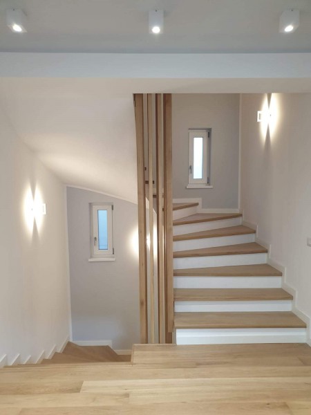 Scara cu contratrepte albe