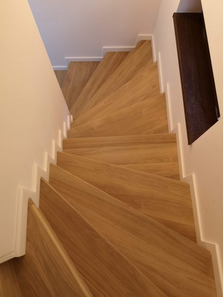 Scara din stejar cu contratrepte