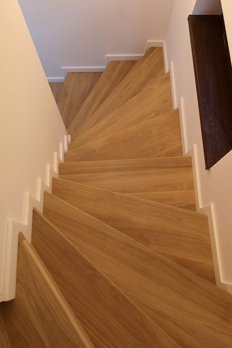 Scara din stejar cu contratrepte