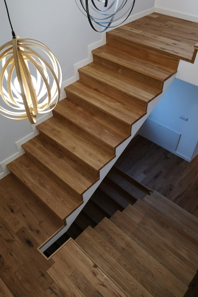 Scara din stejar finisaj intens