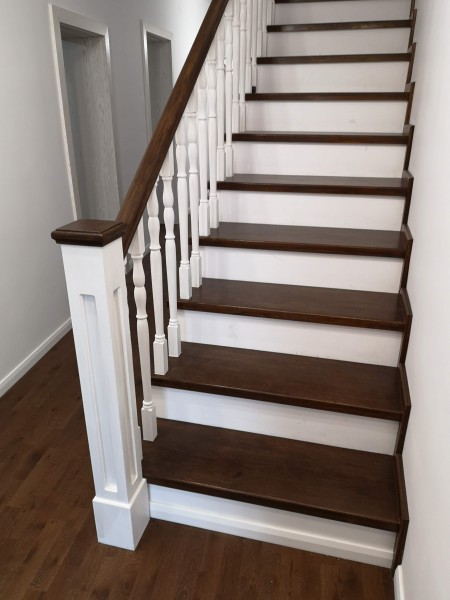 Scara stejar cu stalpi albi