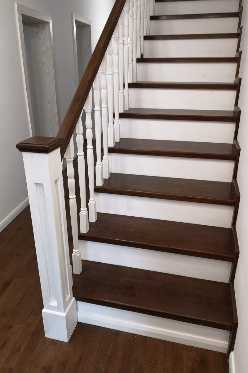 Scara stejar cu stalpi albi