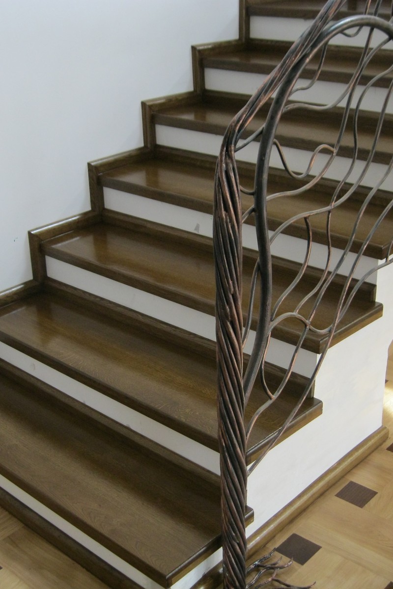 Scara din stejar cu fier forjat