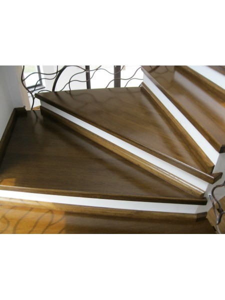 Scara din stejar cu fier forjat