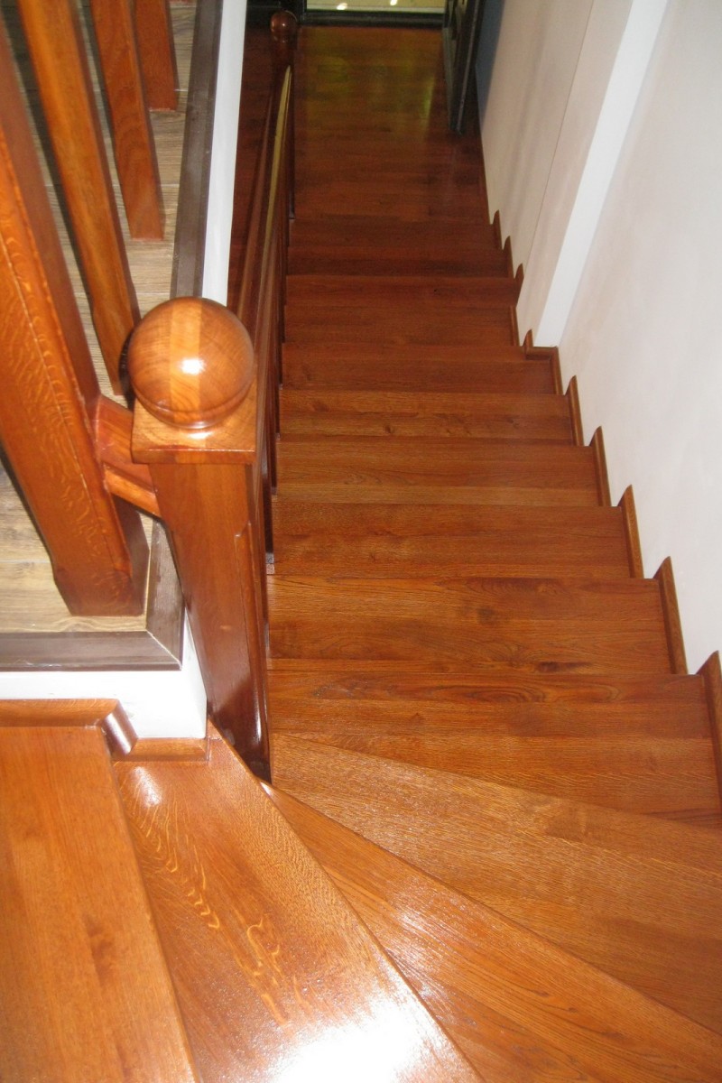 Scara din stejar vopsita cires