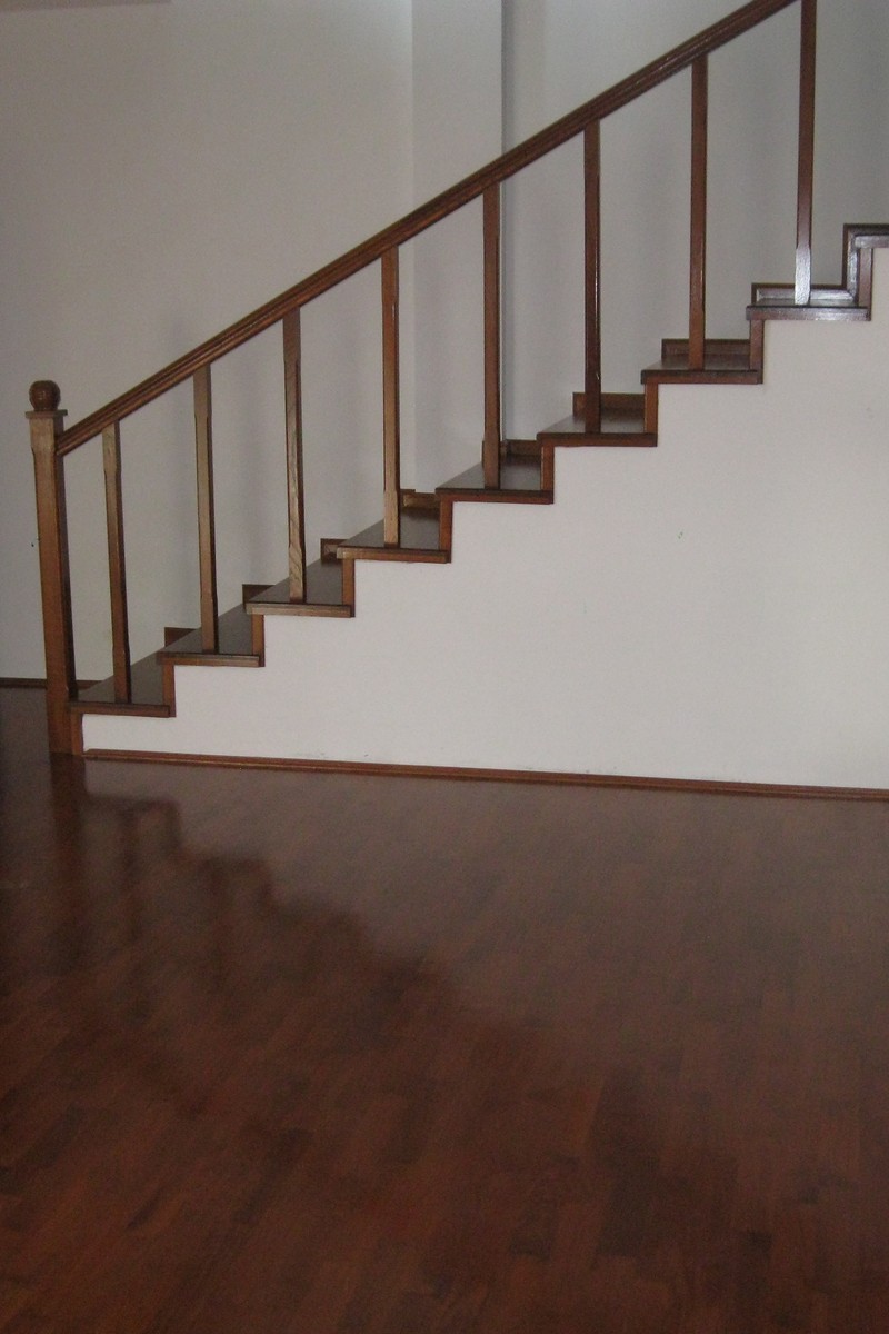 Scara din stejar vopsita cires