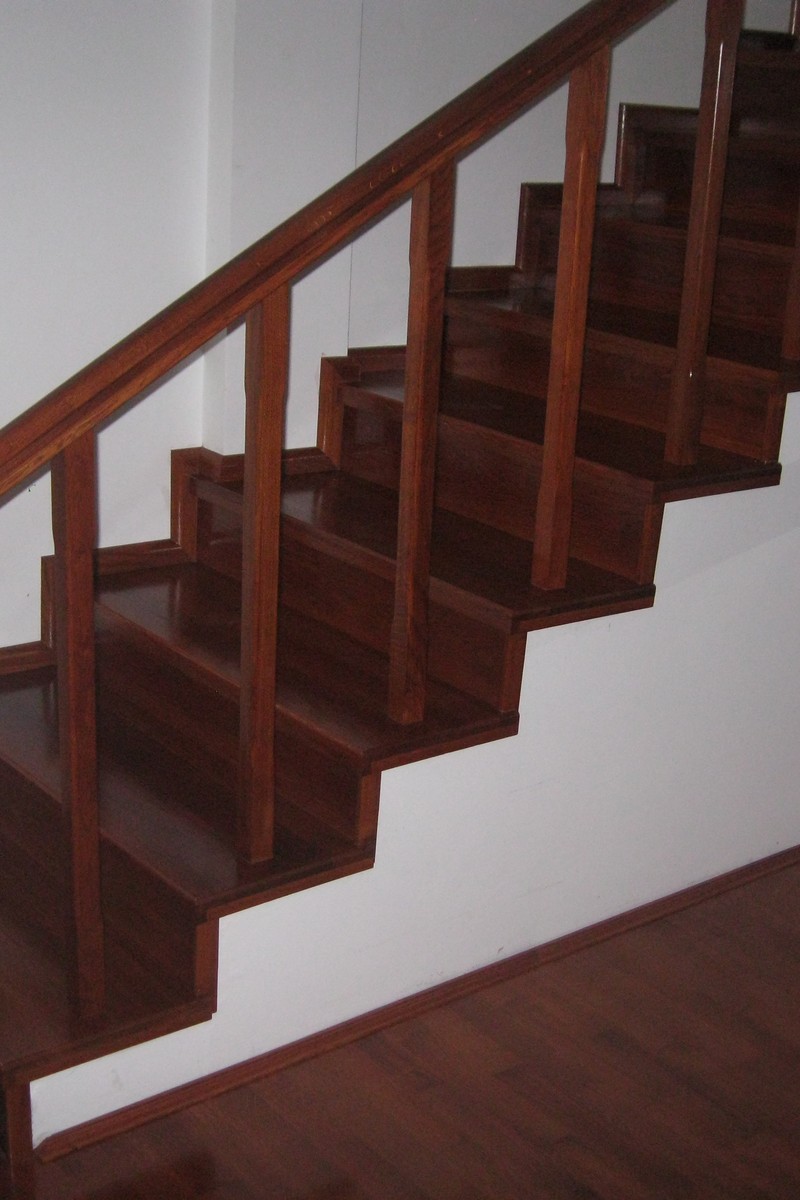 Scara din stejar vopsita cires