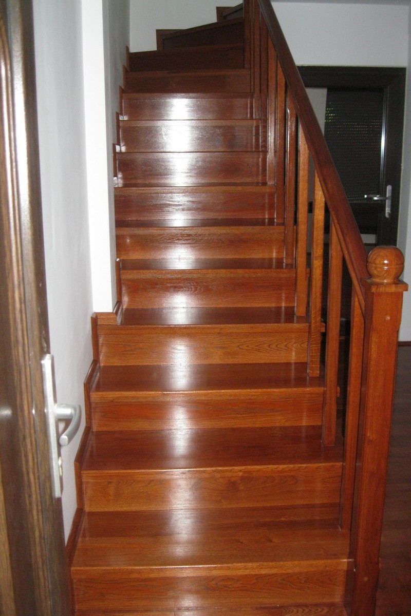 Scara din stejar vopsita cires