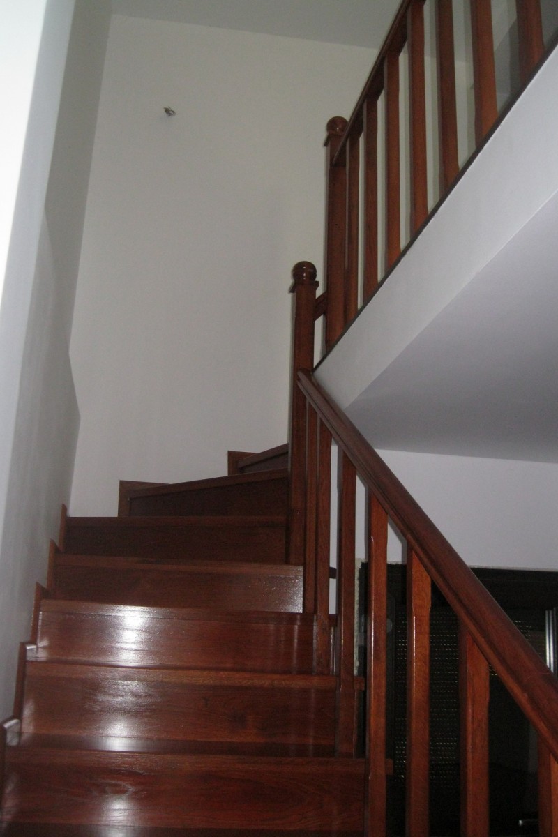 Scara din stejar vopsita cires