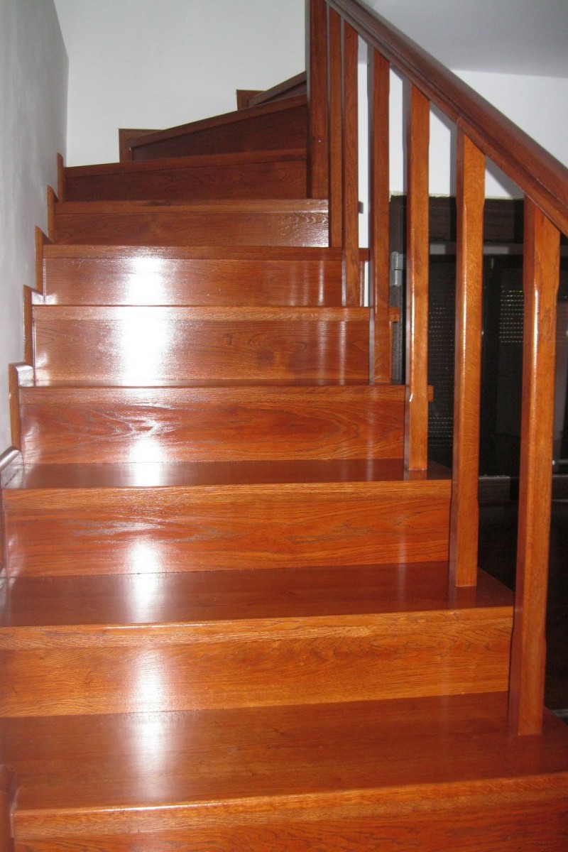 Scara din stejar vopsita cires