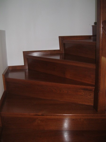 Scara din stejar vopsita cires