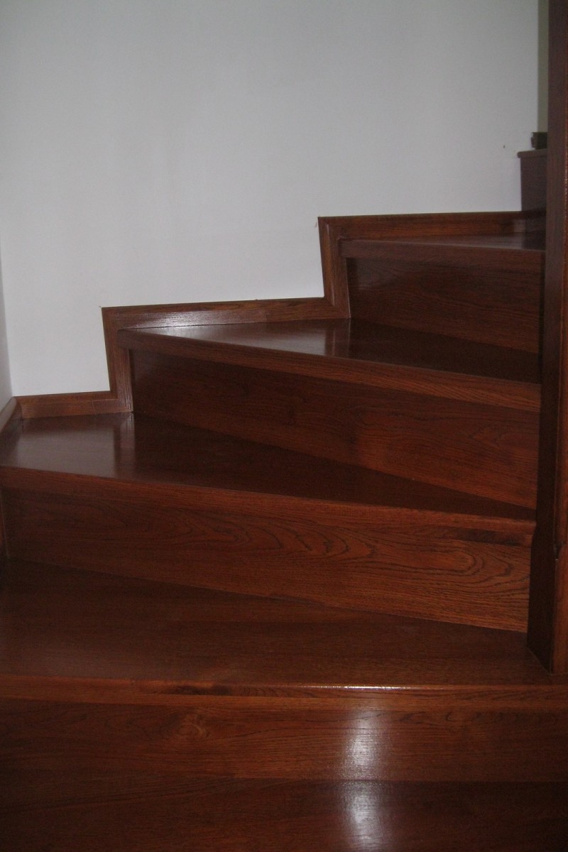 Scara din stejar vopsita cires