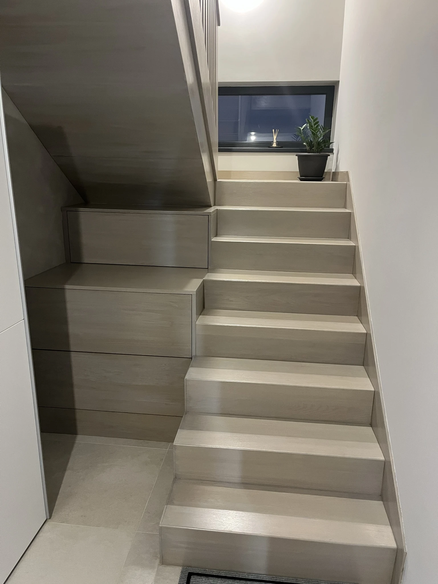 Scara stejar minimalist albit