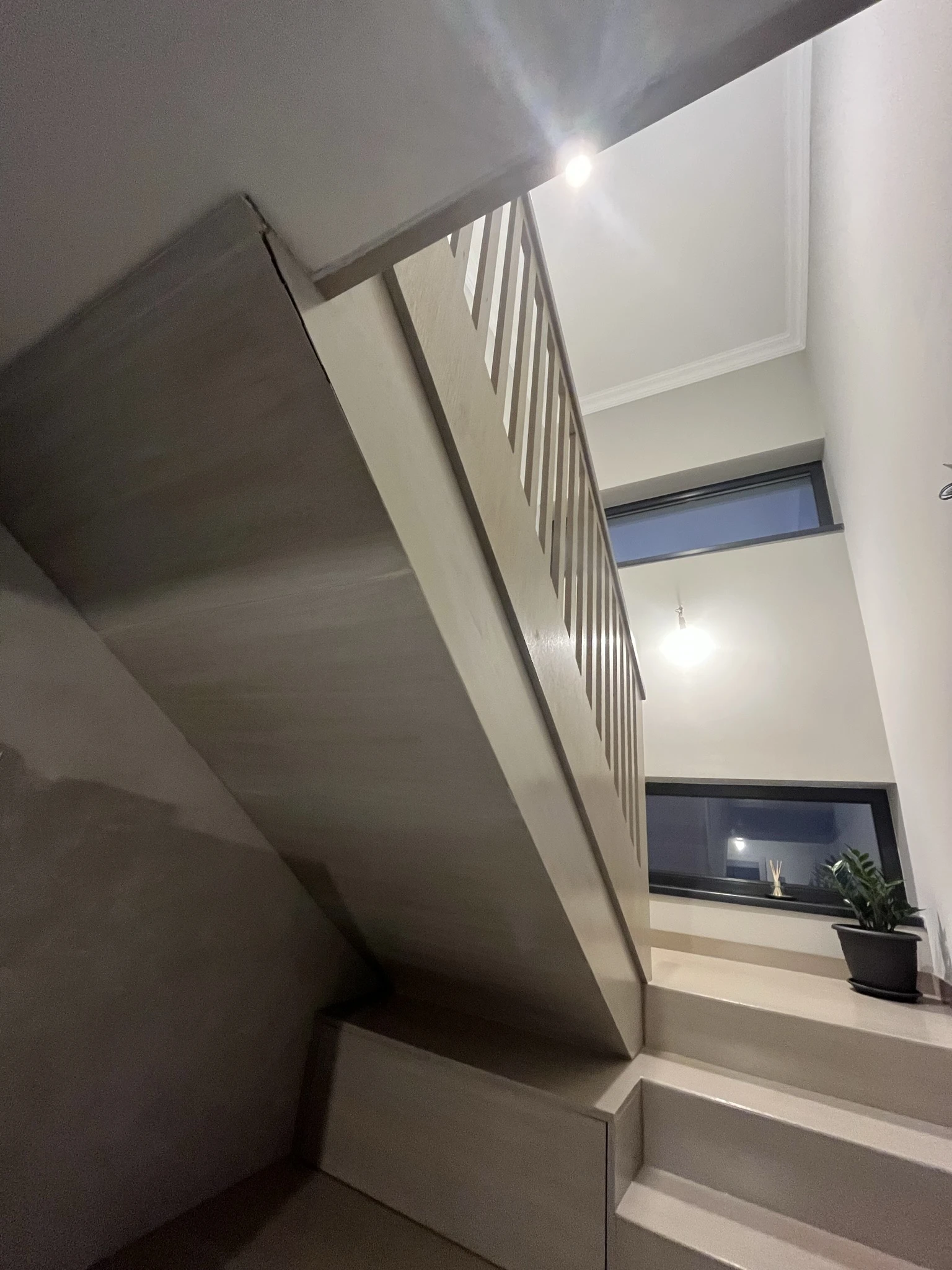 Scara stejar minimalist albit