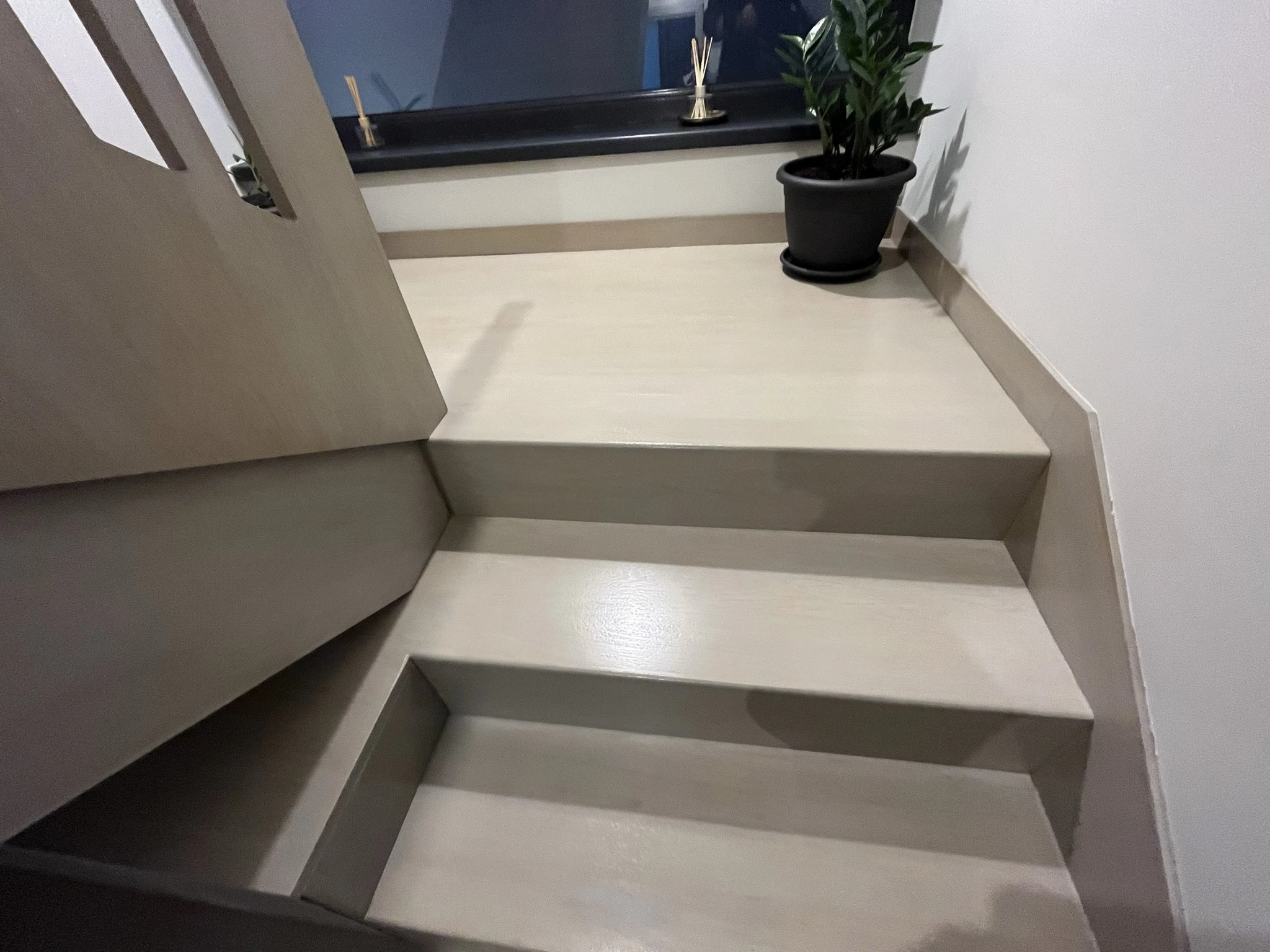Scara stejar minimalist albit